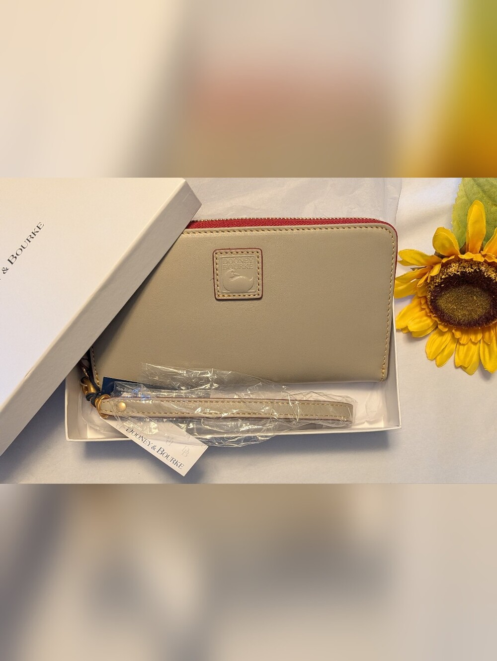NWT! Dooney and Bourke Florentine Leather Wallet  in LIGHT TAUPE